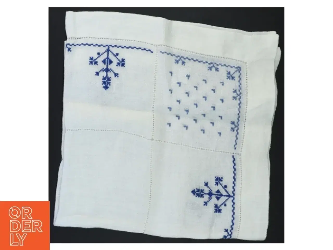 Billede 1 - Broderet borddug (str. 52 x 51 cm)