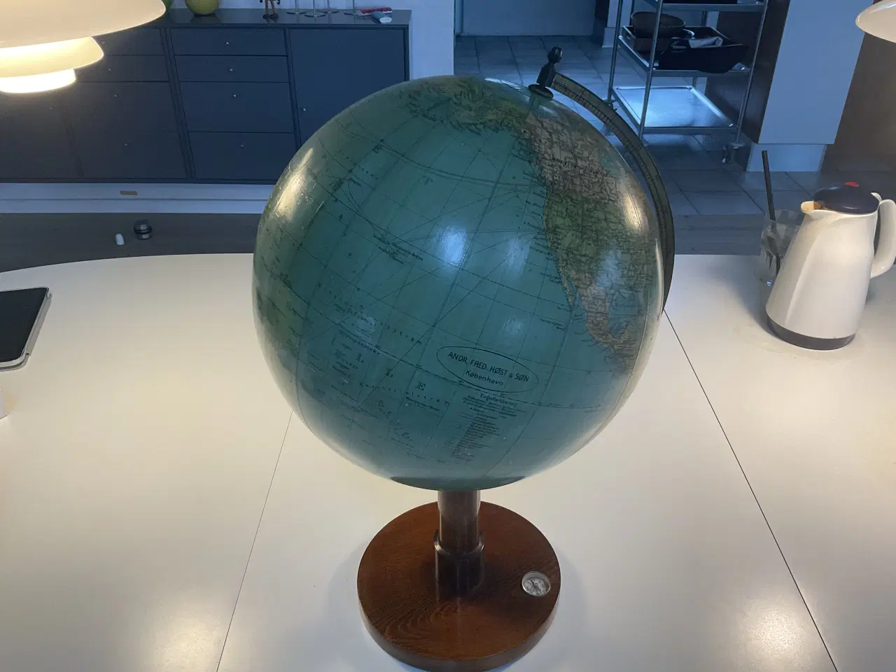 Billede 1 - Globus med danske tekster fra Høst & Søn