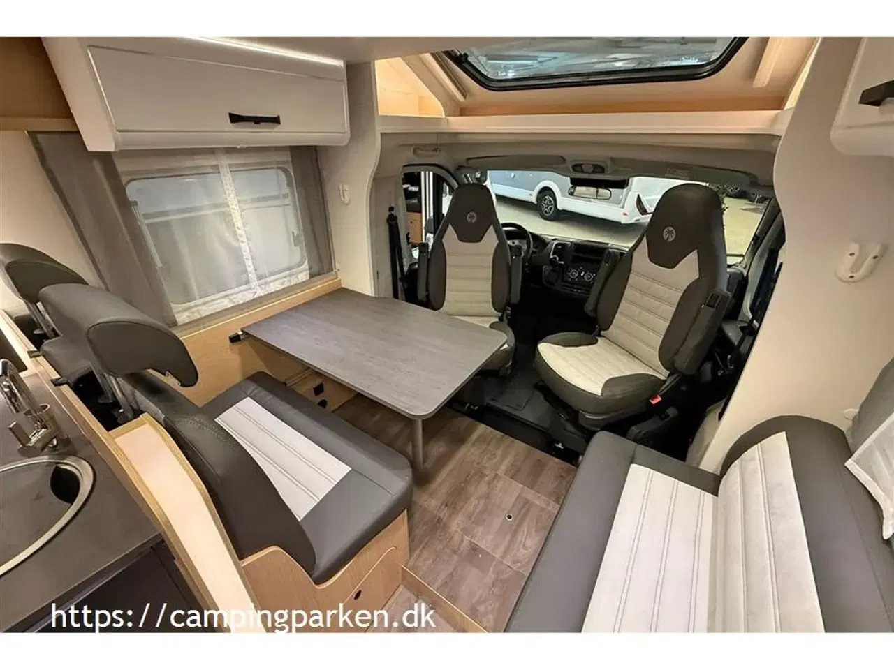 Billede 4 - 2026 - SunLight   Sunlights populære model med enkeltsenge, Adaptiv fartpilot, automatgear og sænkeseng