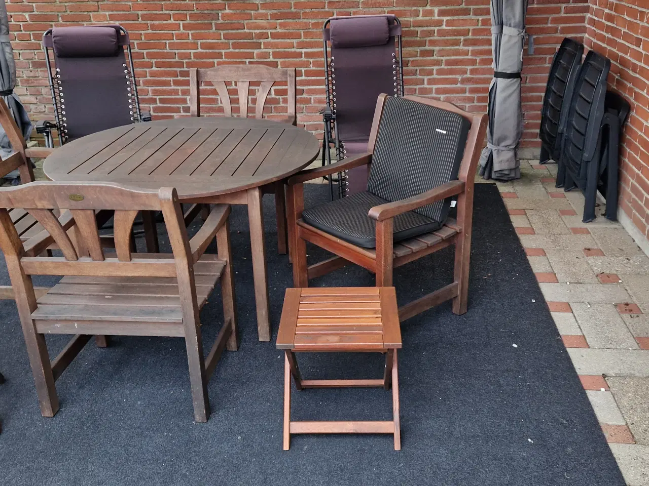 Billede 1 - Rustikt havemøbelsæt med diverse stole