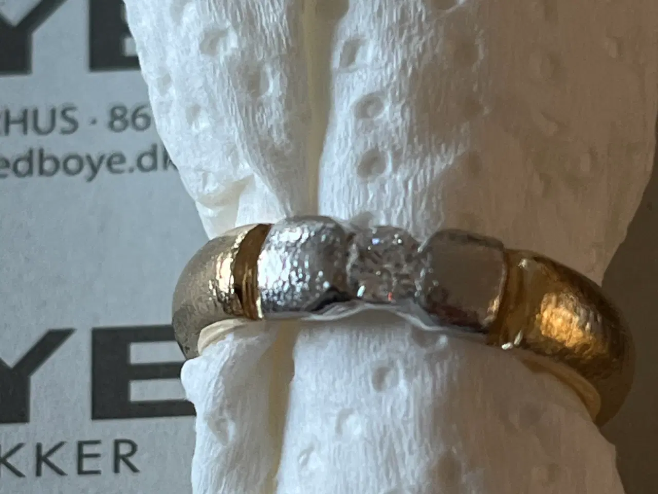 Billede 2 - Flot ring i rød- og hvdguld med diamant str 56