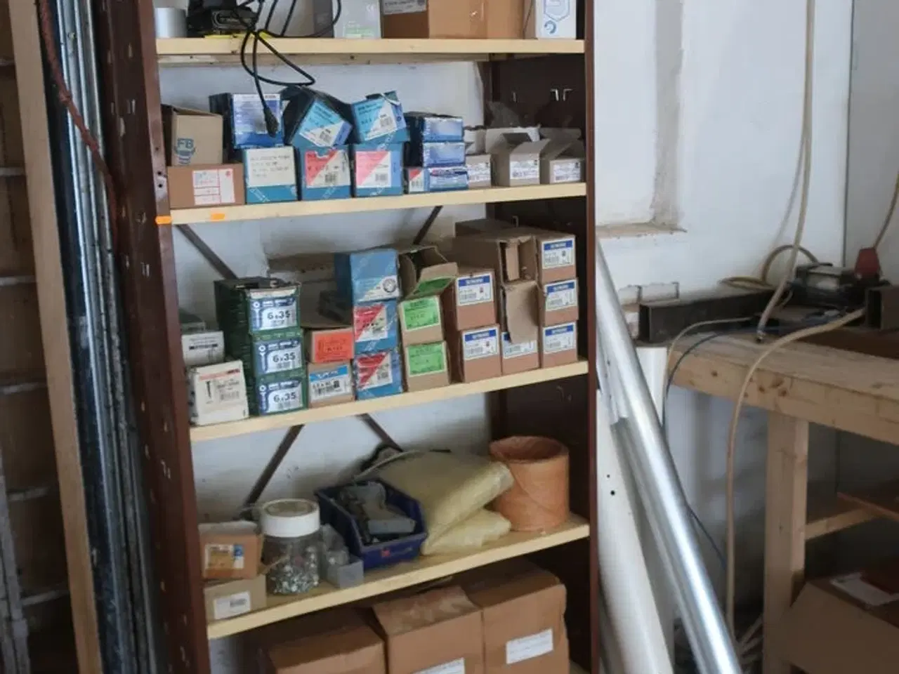 Billede 1 - Reol med div. Skruer, pudsemaskine SKILL m.m.