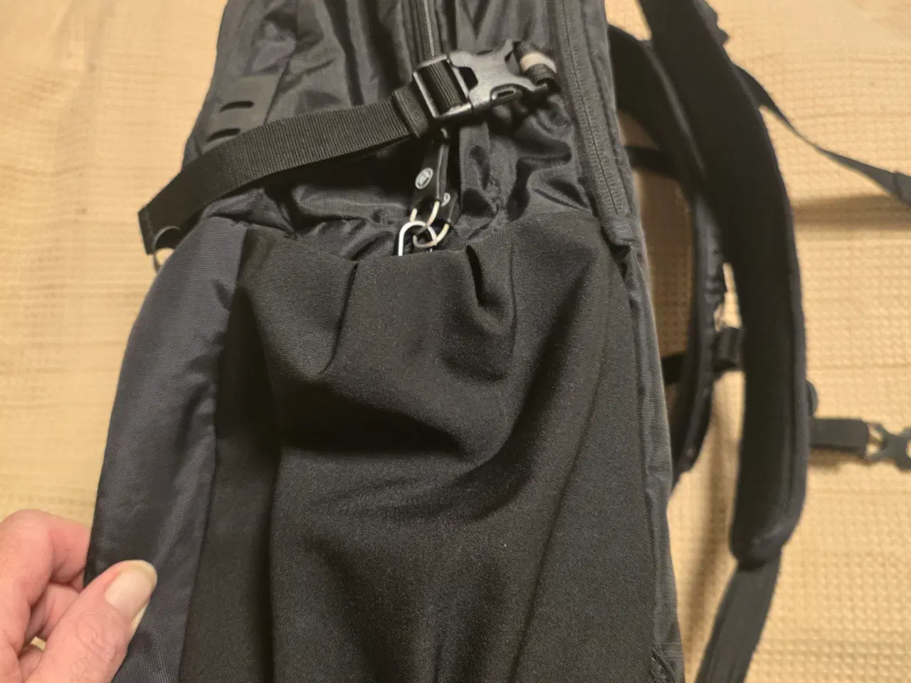 Billede 2 -  Sort Packsafe rygsæk