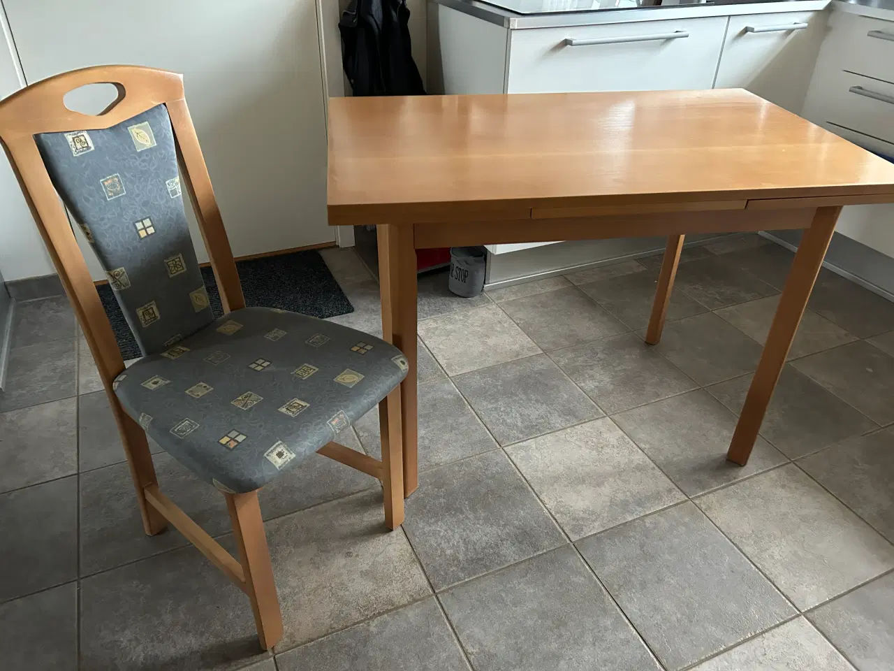 Billede 4 - Spisebord og 2 stole