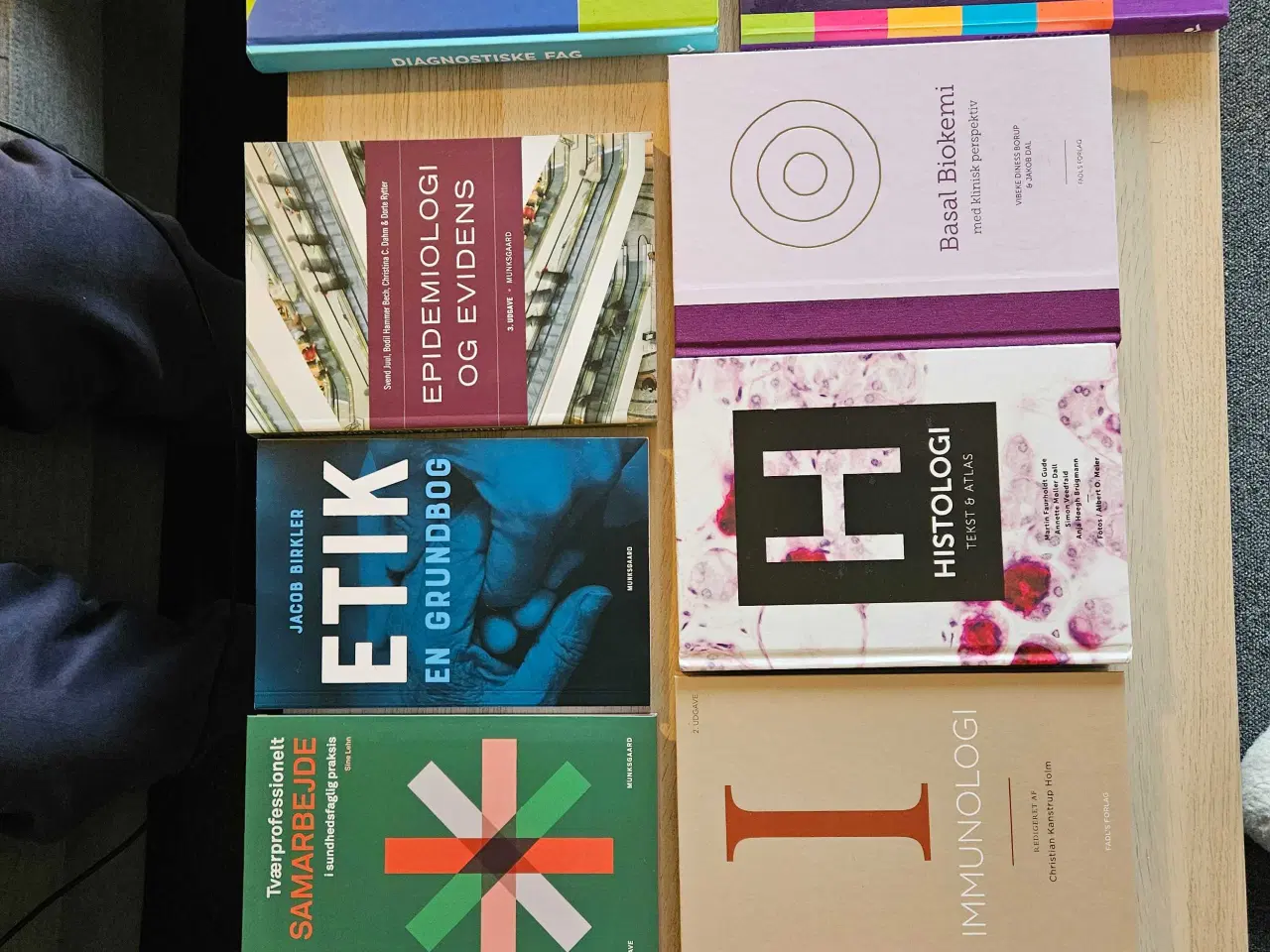 Billede 1 - Studiebøger til sundhedsuddannelser