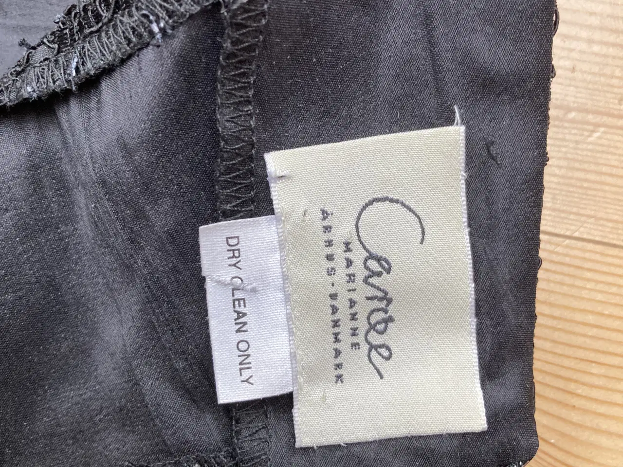 Billede 1 - Silkekjole med brokade Marianne Carøe design 