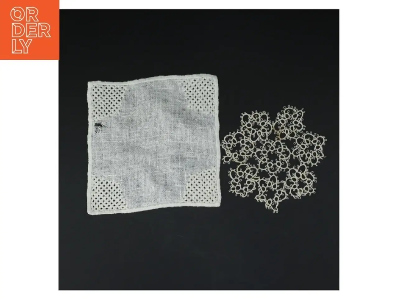 Billede 4 - To brodeerede servietter (str. 16 x. 16 cm. og. 13,5 cm)