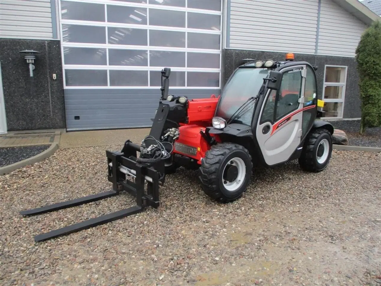 Billede 2 - Manitou MT 625H COMFORT Dansk maskine, med hydrauliske pallegafler.