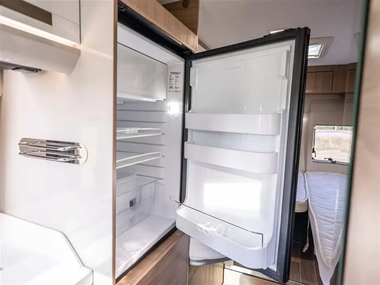 Billede 13 - 2020 - McLouis Menfys Van 04 Prestige Van med langsgående senge og fyldt med udstyr