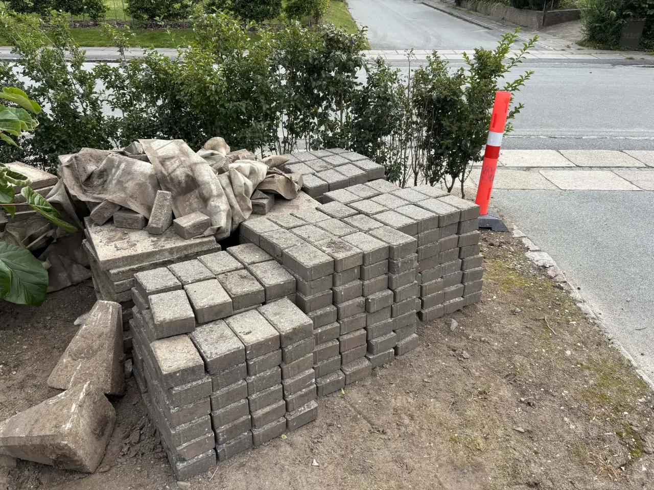 Billede 3 - Fliser fra gammel garage gives væk