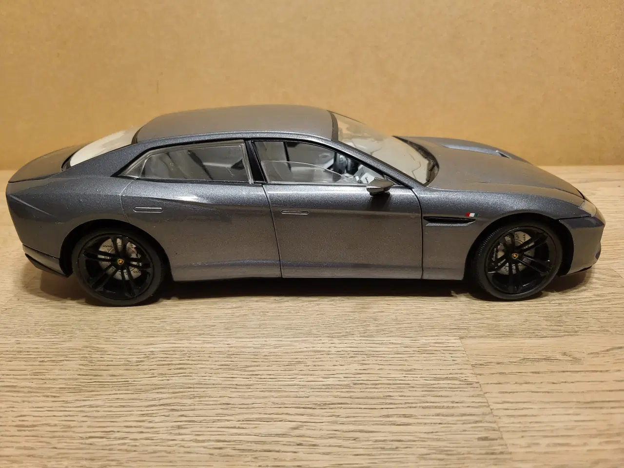 Billede 2 - Modelbil. Lamborghini Estoque Skala 1:18.