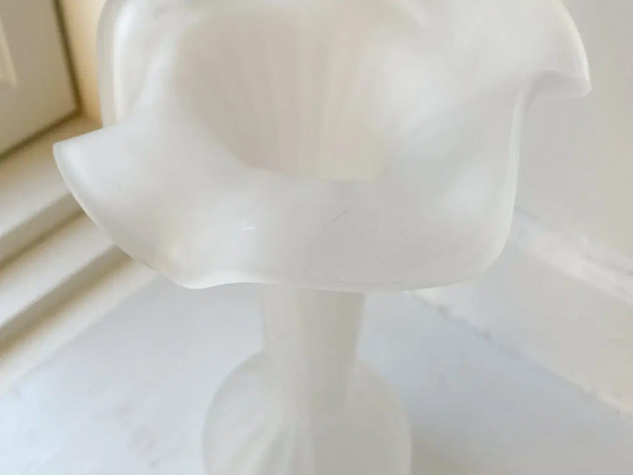 Billede 6 - Hvidt glas, løgformet m flæser, syrebehandlet
