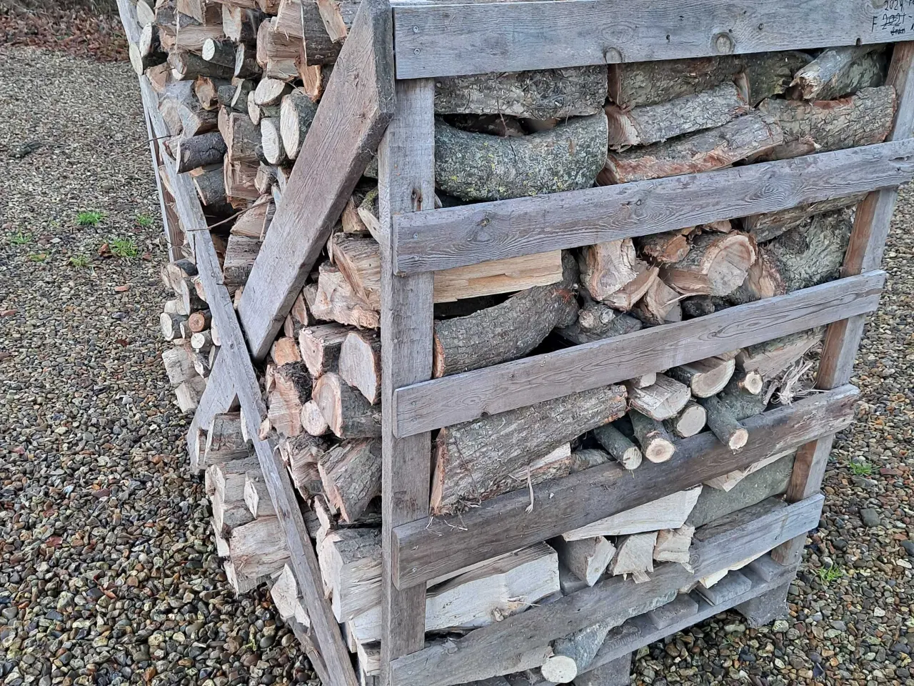 Billede 2 - Fyringsklar løvtræsbrænde.
