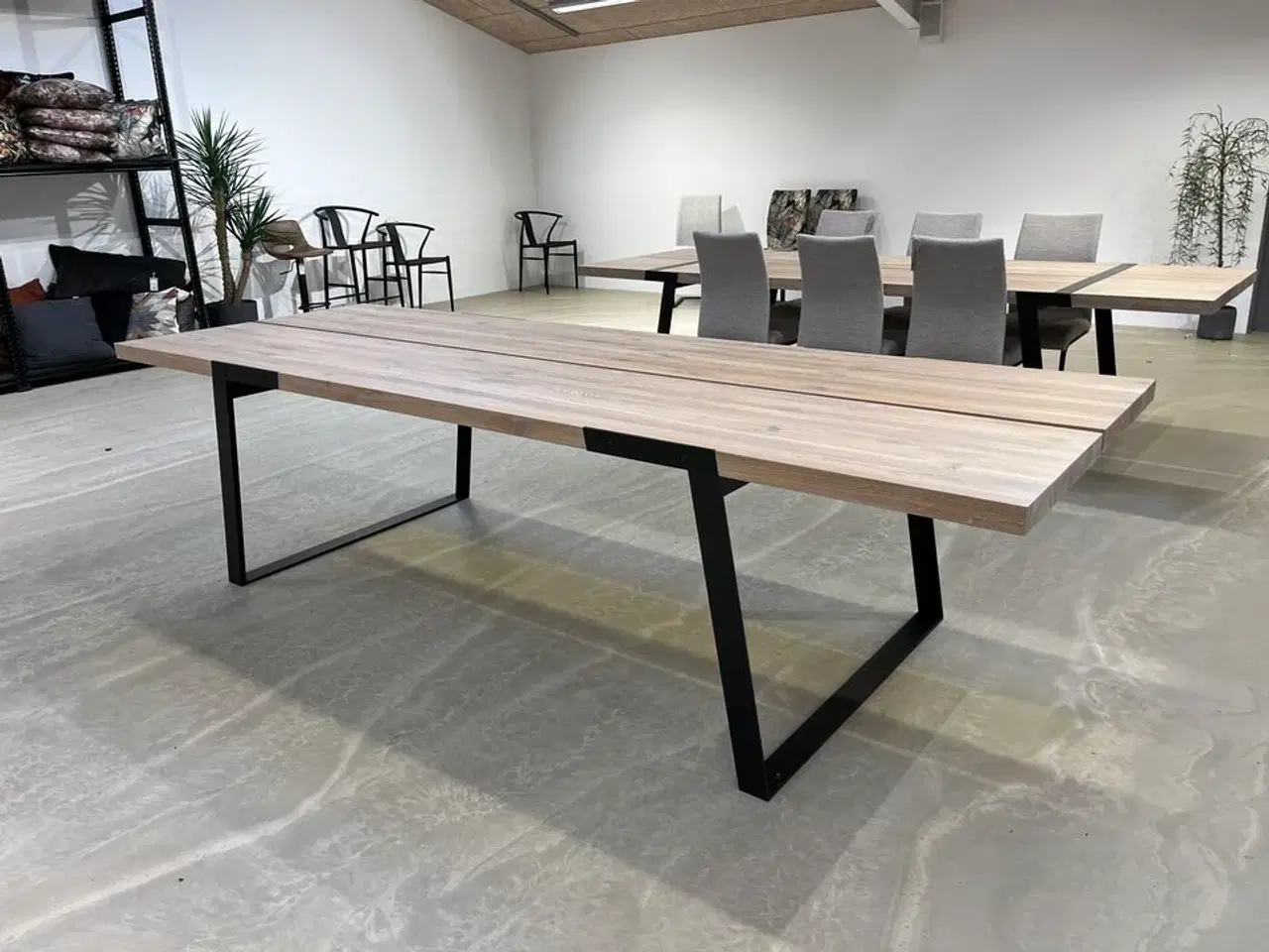 Billede 1 - Zilas spisebord. Hvidolieret massiv vildeg. 100x290 cm. Højde 74 cm.
