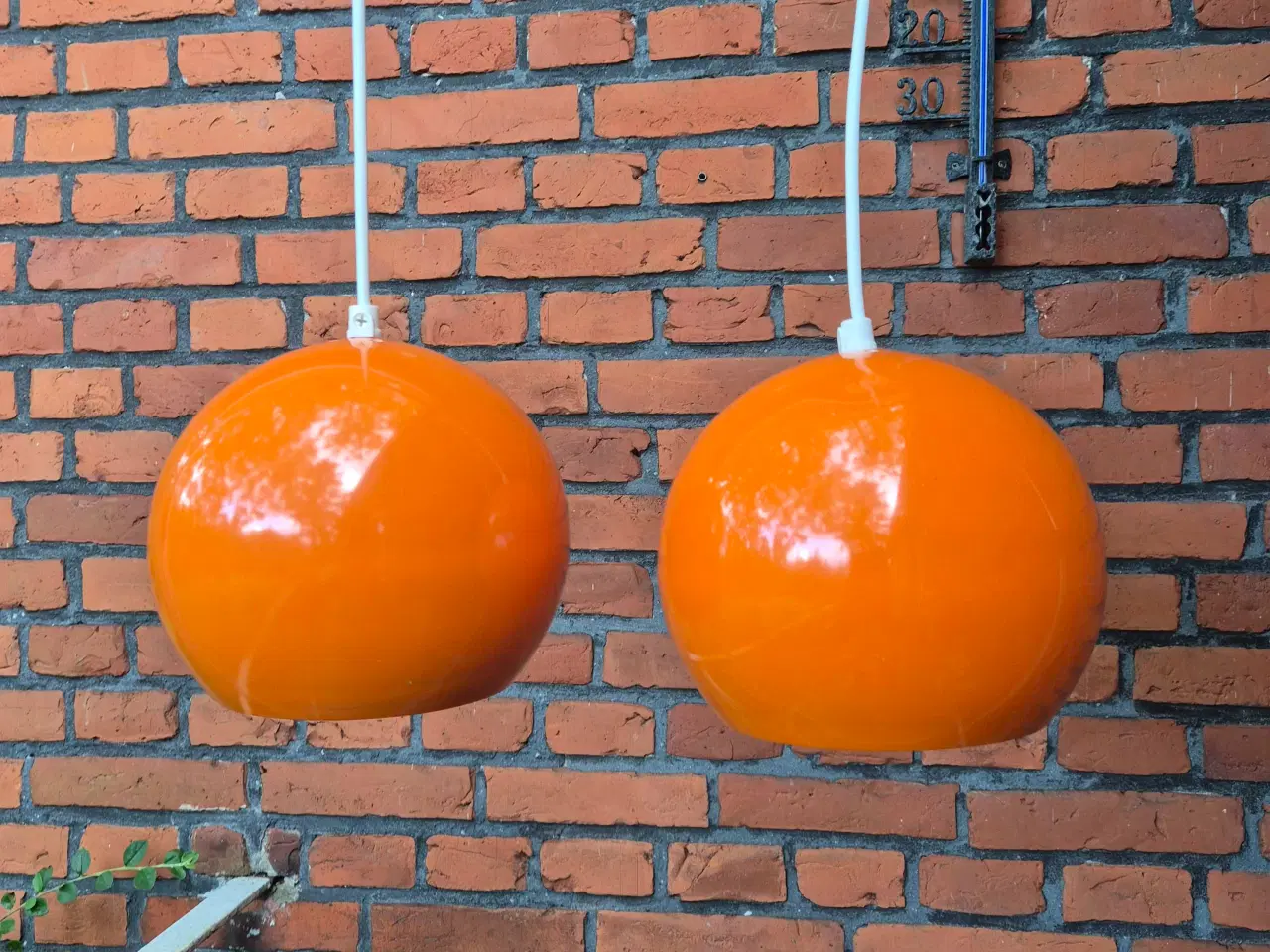 Billede 1 - To orange kuglelamper 