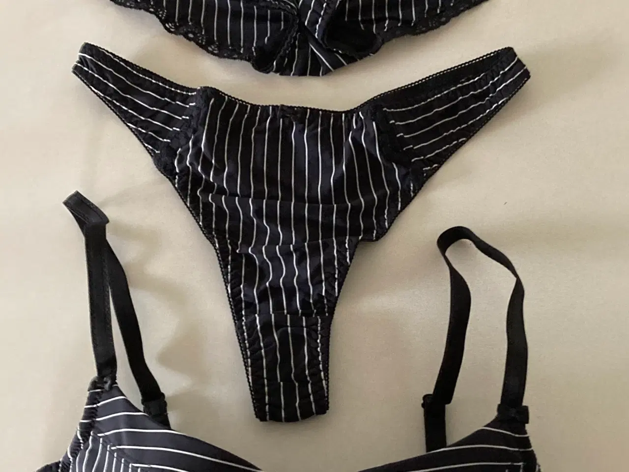 Billede 1 - NYT Change Sort/Hvid stribet BH sæt