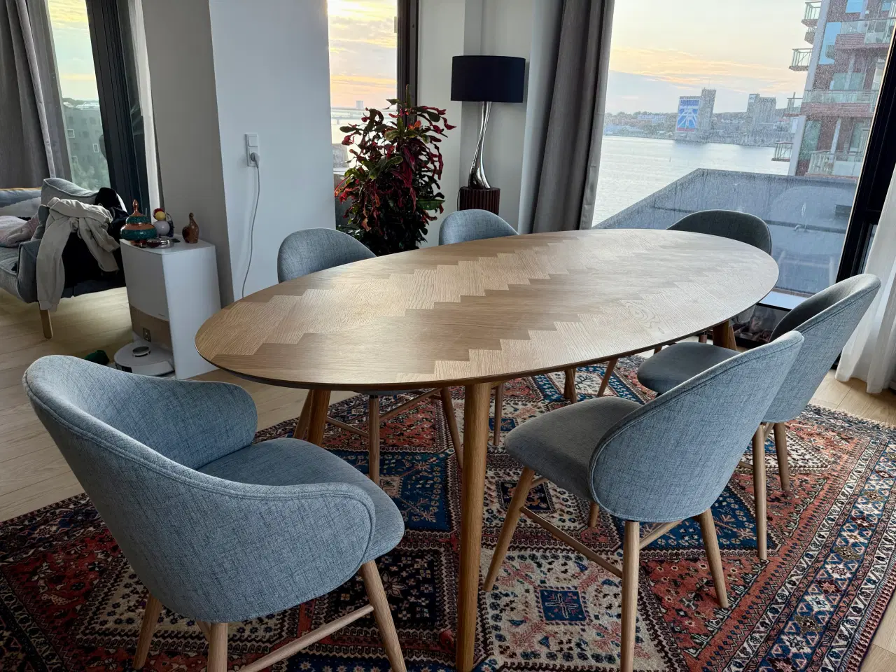 Billede 1 - Spisebord i eg med 6 stoler