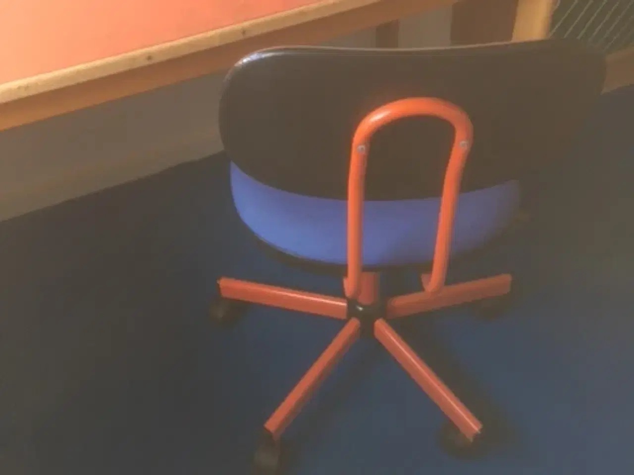 Billede 6 - Skolebord og kontorstol til børneværelset