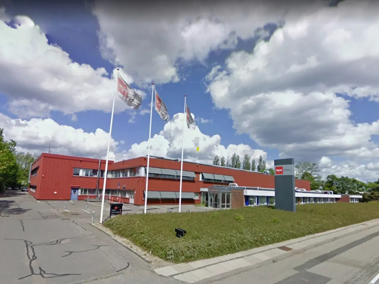 Billede 2 - Suveræn Beliggenhed – Showroom. Klinik, Butik, Gaming, Kontor mm. – Stort åbent areal i midten og mindre cellekontorer i glas.