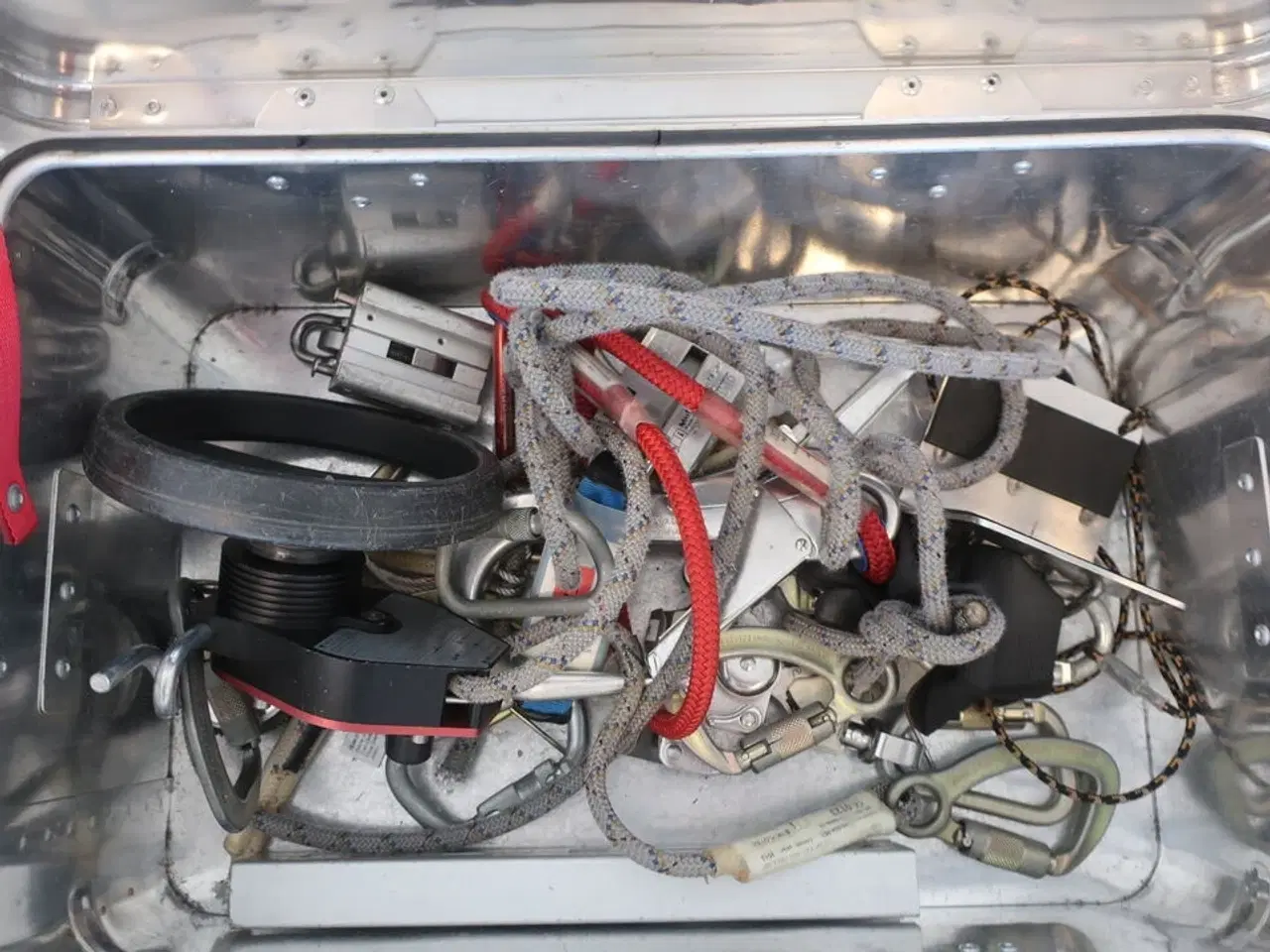 Billede 2 - Redningshejs SKYLOTEC MILAN & alukasse inkl. indhold