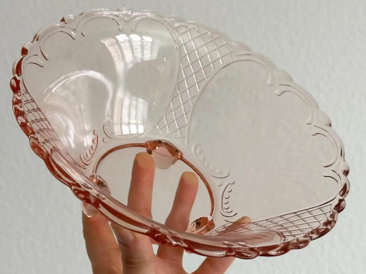 Billede 8 - Lyserød glasskål, 3 fødder