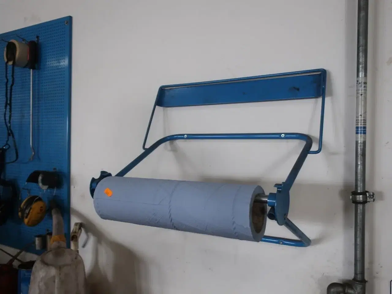 Billede 2 - Værkstedsbord med indhold, tavle samt papirdispenser