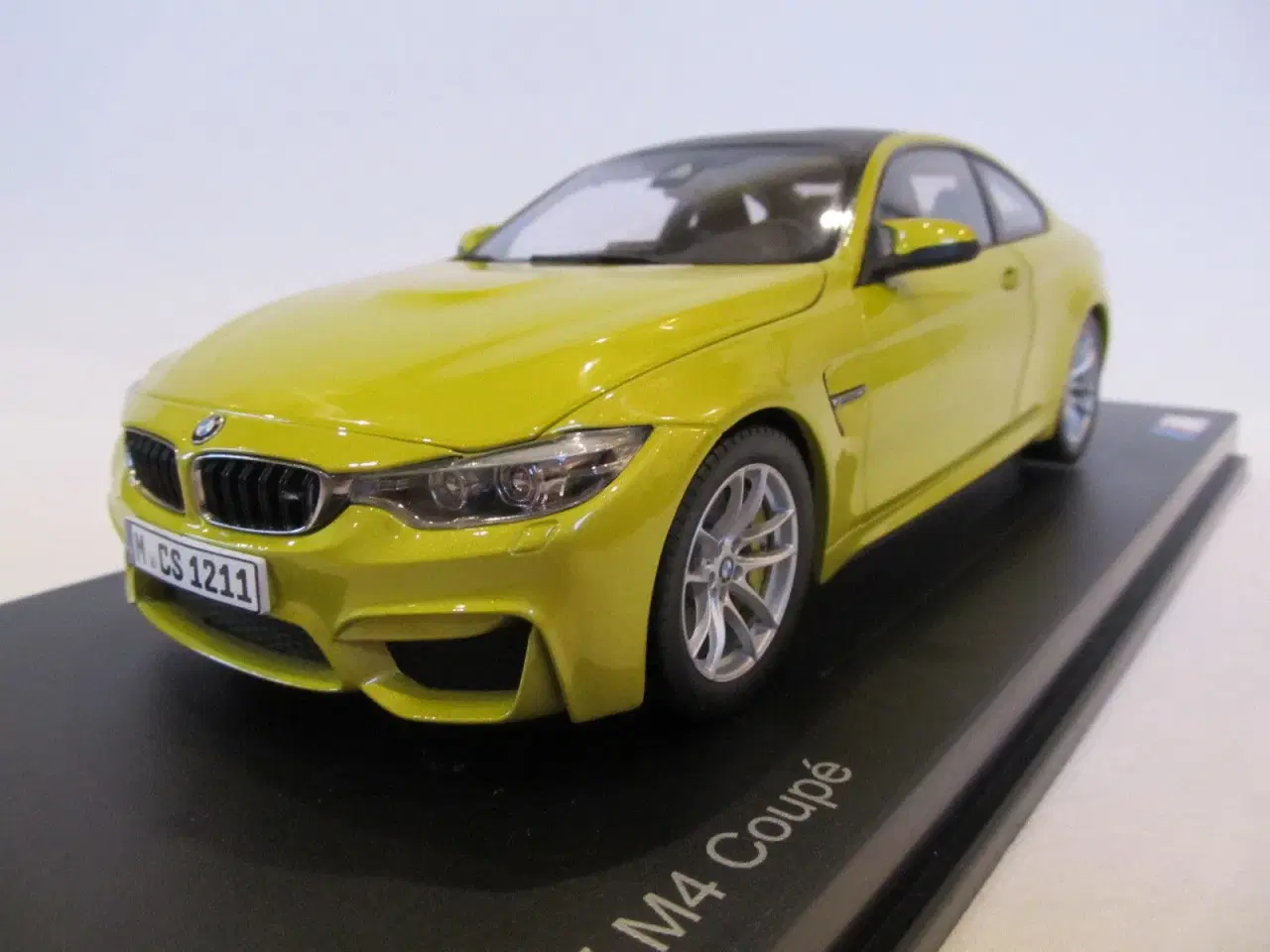 Billede 2 - 2014 BMW M4 Coupé F82 1:18  Farve: Austin Yellow 