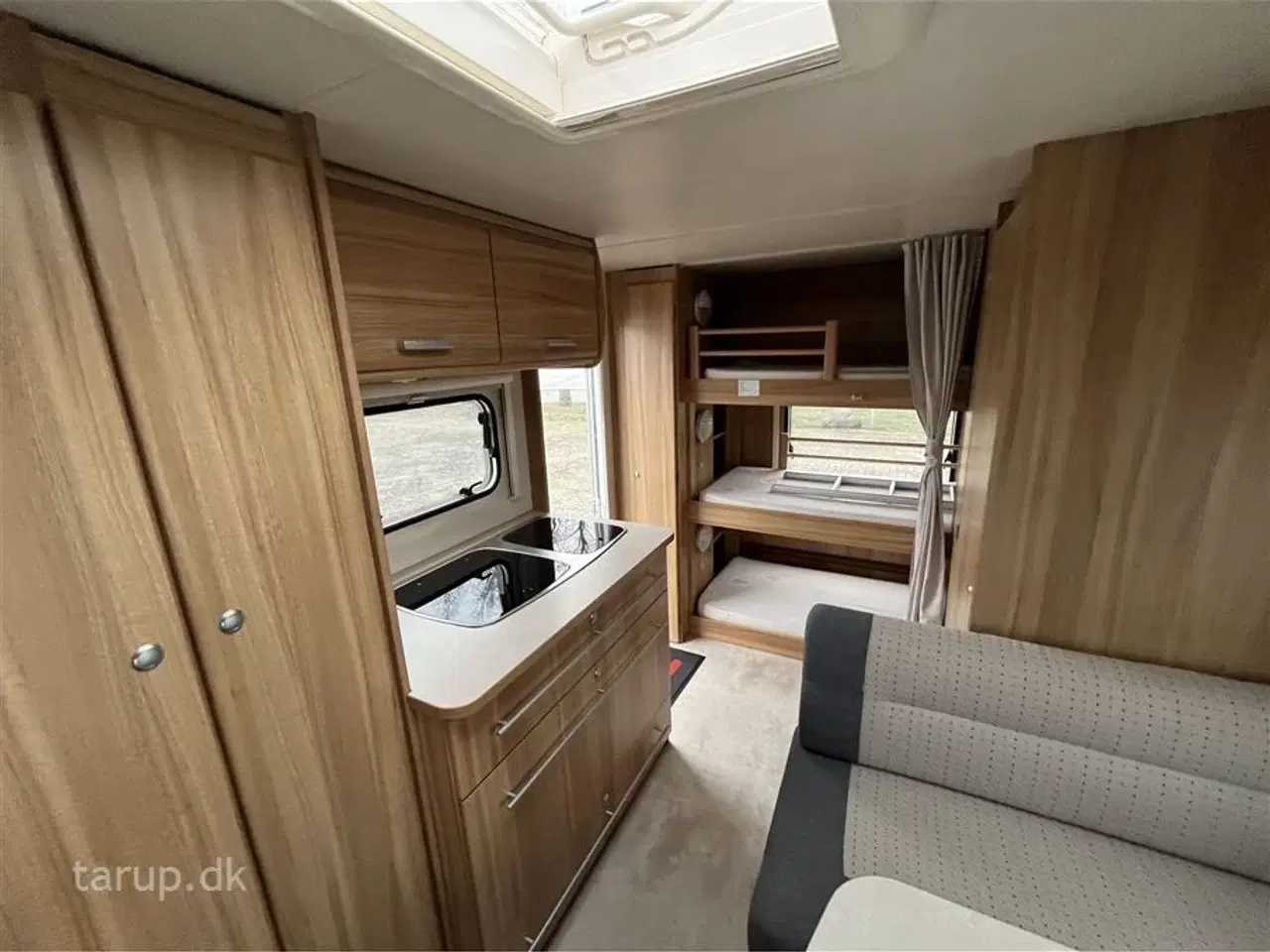 Billede 15 - 2014 - Caravelair Antares Luxe 527 Fortelt: Isabella Commodore Concept, mover, tv-antenne, sidesiddegruppe, kompressor køleskab m/ frostboks, 3 køjer og dobbeltseng
