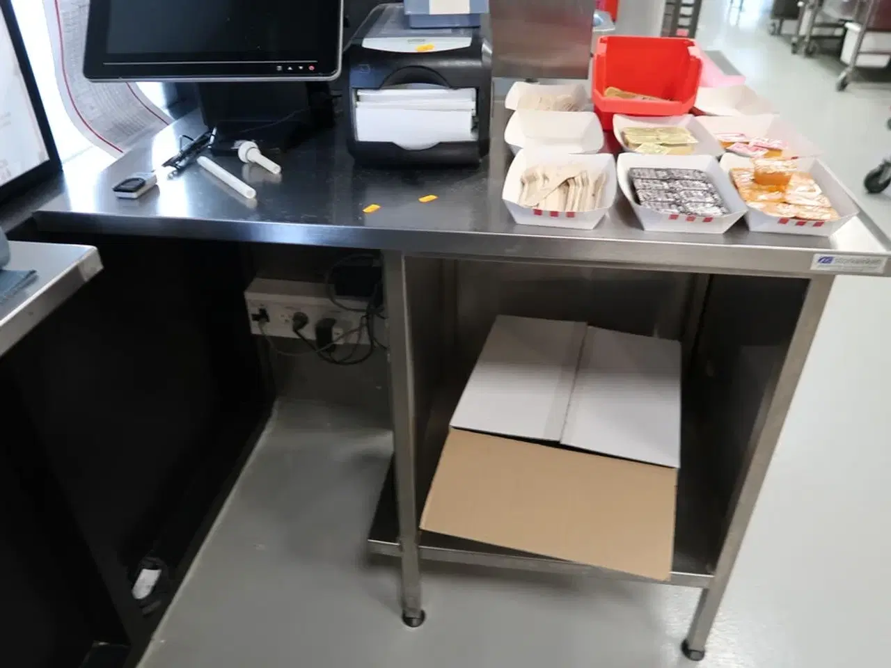 Billede 1 - Rustfri stålbord med indhold (kasseapparat medfølger ikke)