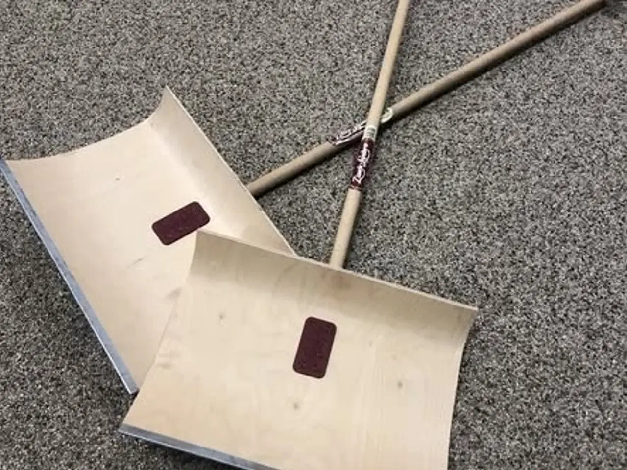 Billede 1 - Sneskraber / skovl i træ Zink Lysbro