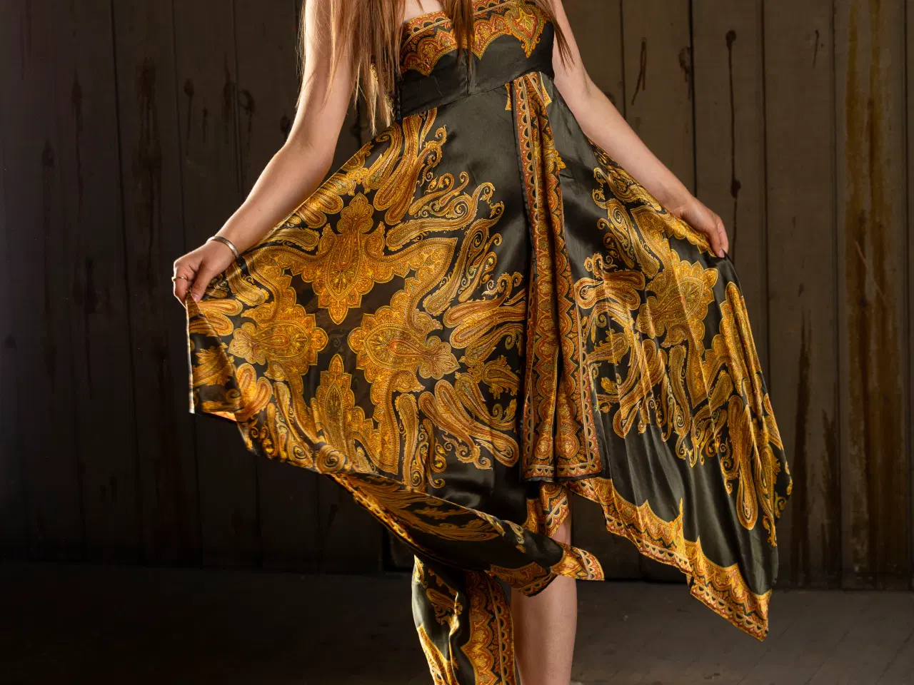 Billede 1 - To kjoler . En i silke, og en i blonde. 