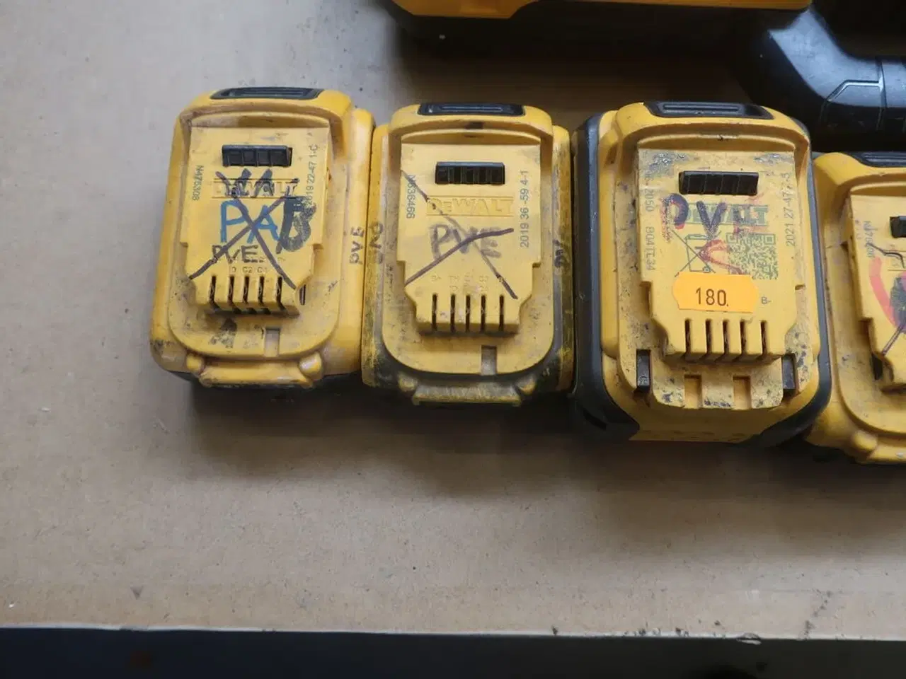 Billede 4 - 7 batterier og lader, muligvis defekte