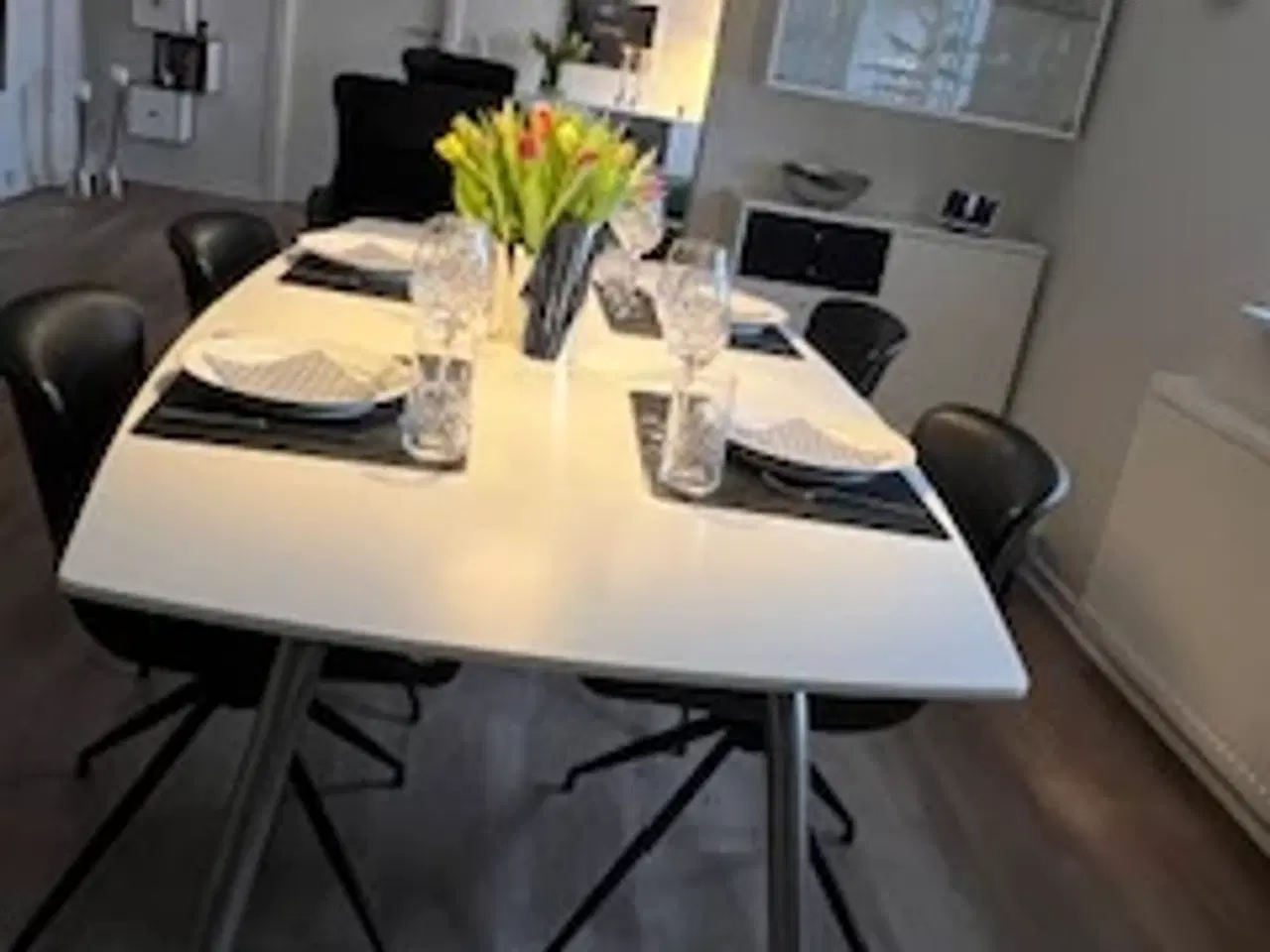 Billede 1 - Elegant spisebord, med hvid Corian bordplade