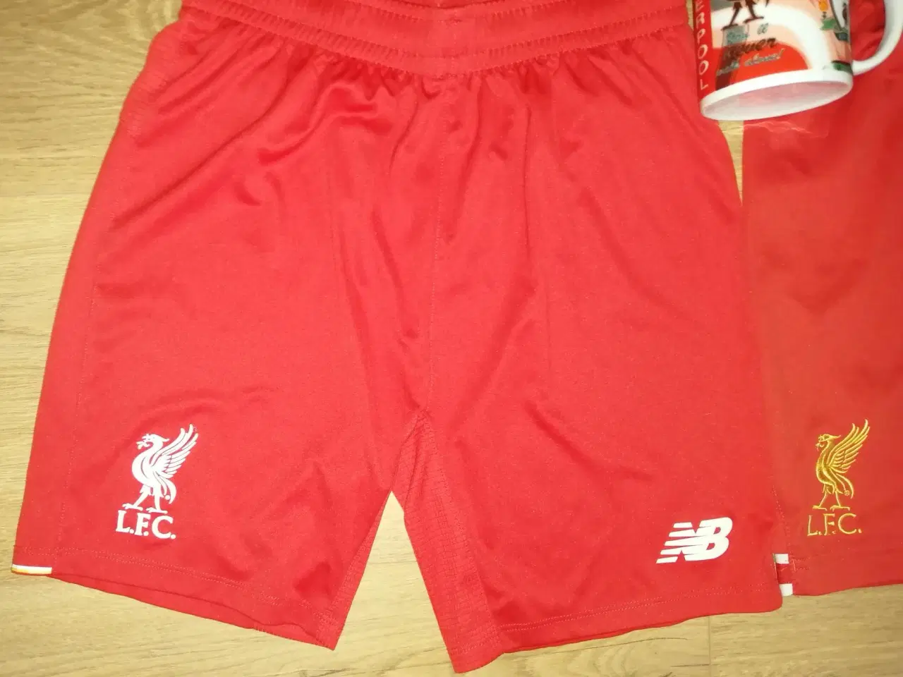 Billede 3 - 2 PAR LIVERPOOL F.C. SHORTS OG FAN KRUS