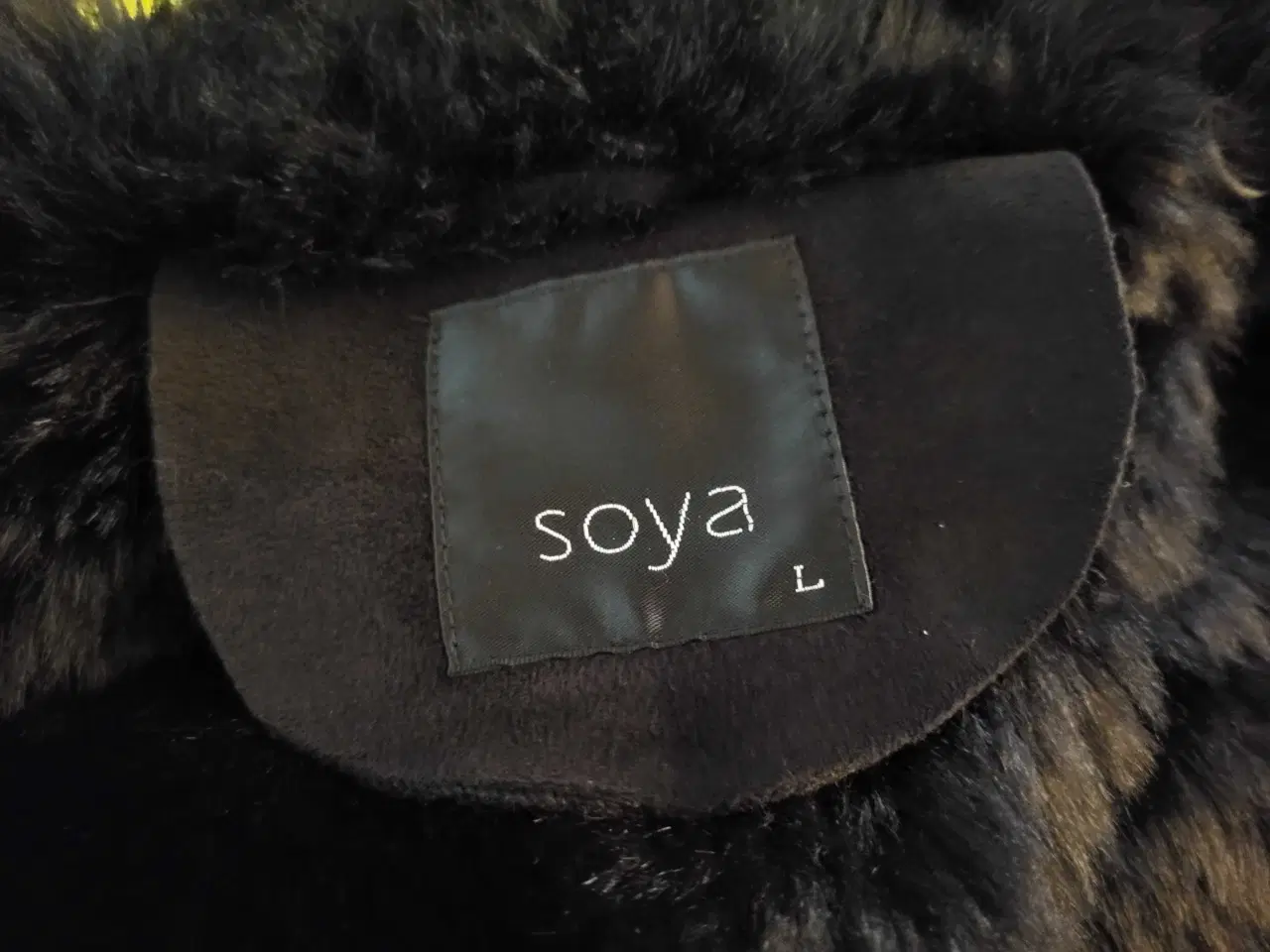 Billede 4 - Flot frakke i faux rulam/pels