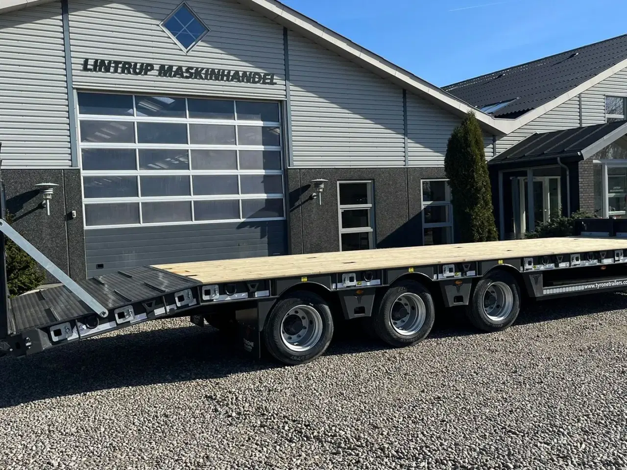 Billede 12 - Tyrone 27TLL LANG MODEL med forbredningsudstyr . Affjedret træk og affjedret aksler. Med hydrauliske ramper og værktøjskasse