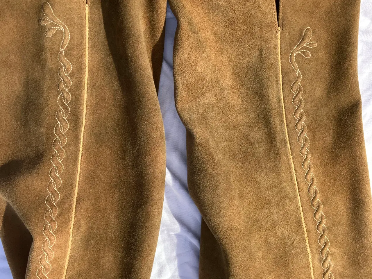 Billede 3 - Lederhosen af gedeskind, ægte bayriske, med bælte