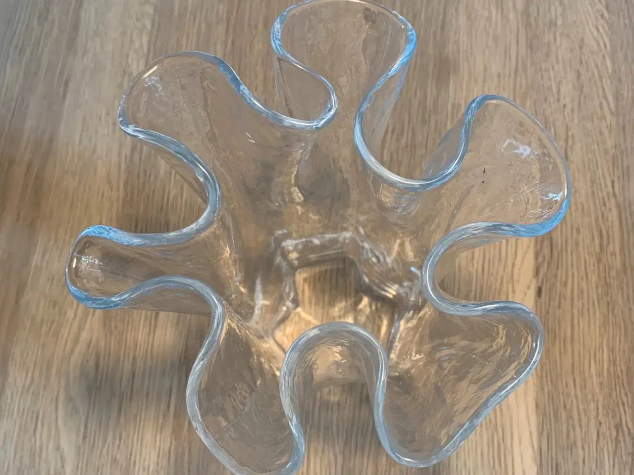 Billede 2 - Tulipanvase i klar riflet glas
