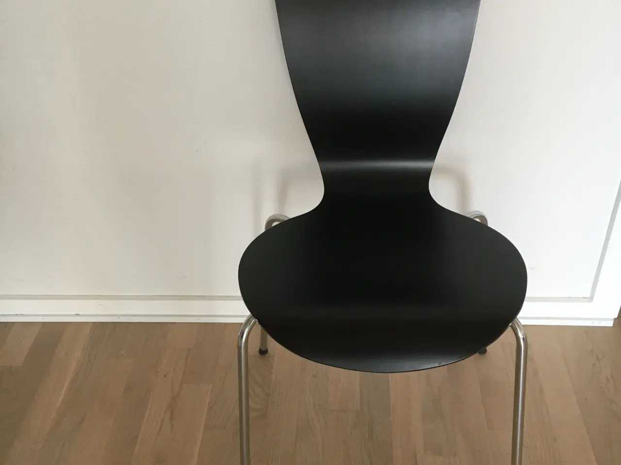 Billede 1 - Sort spisebord stole -  med stål ben 
