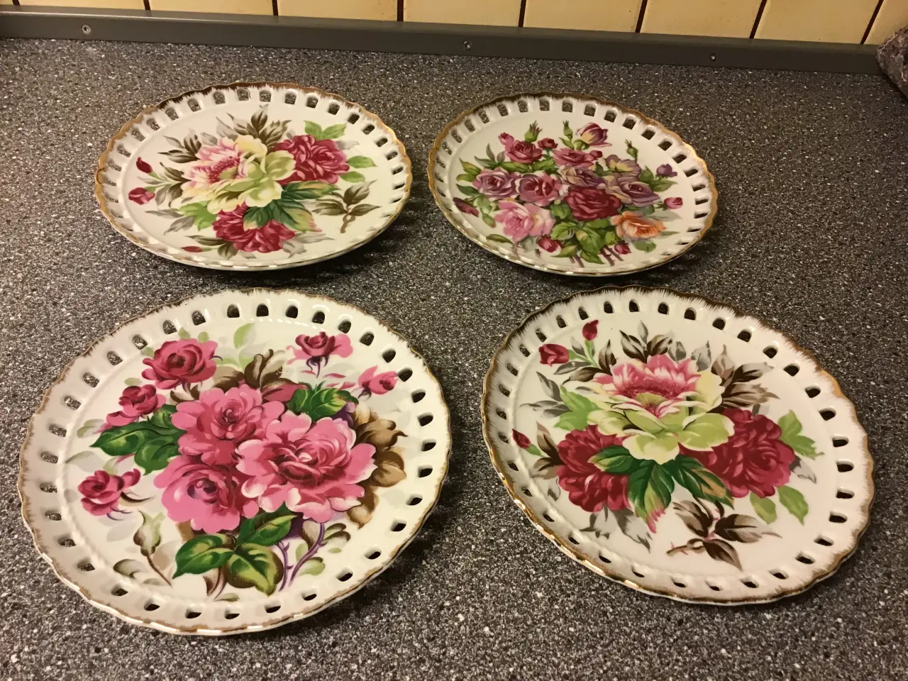 Billede 1 - Platter med Rød Blomster motiv og Hulkant