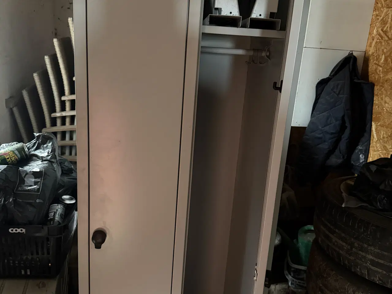 Billede 4 - 2 stk. metalskabe / omklædningsskabe