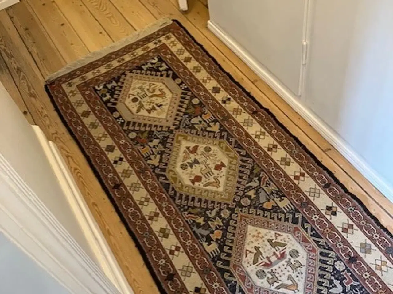 Billede 2 - Kelim løber 65x280 cm. Vævet med broderet mønster