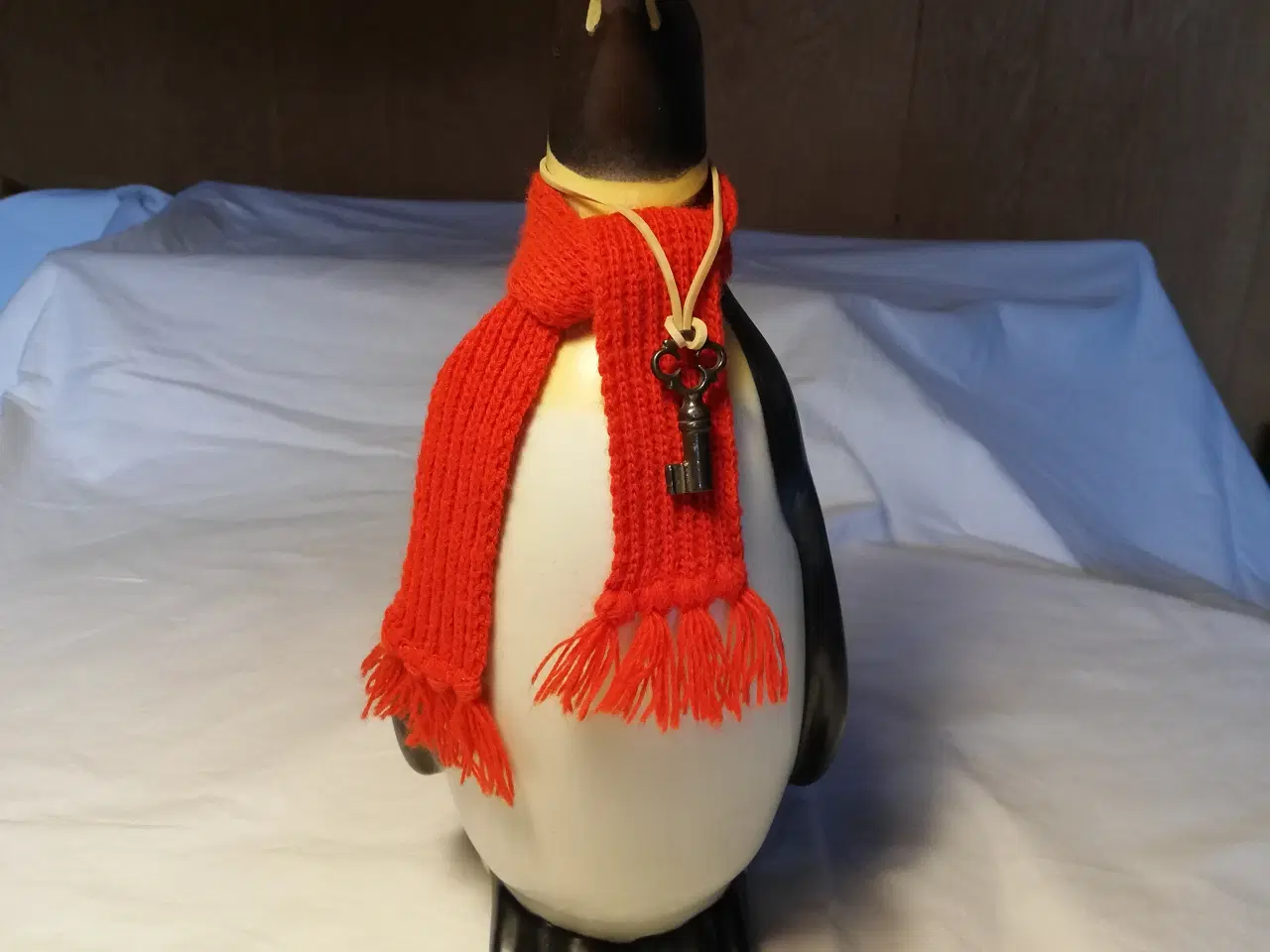 Billede 1 - Pondus pingvin sparebøsse med tørklæde og nøgle