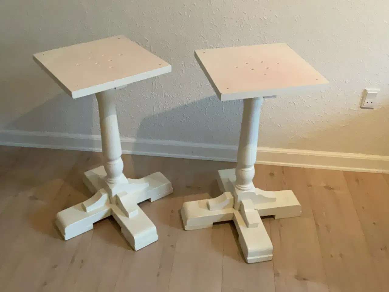 Billede 2 - 2 stk Hvidmalet café bordben