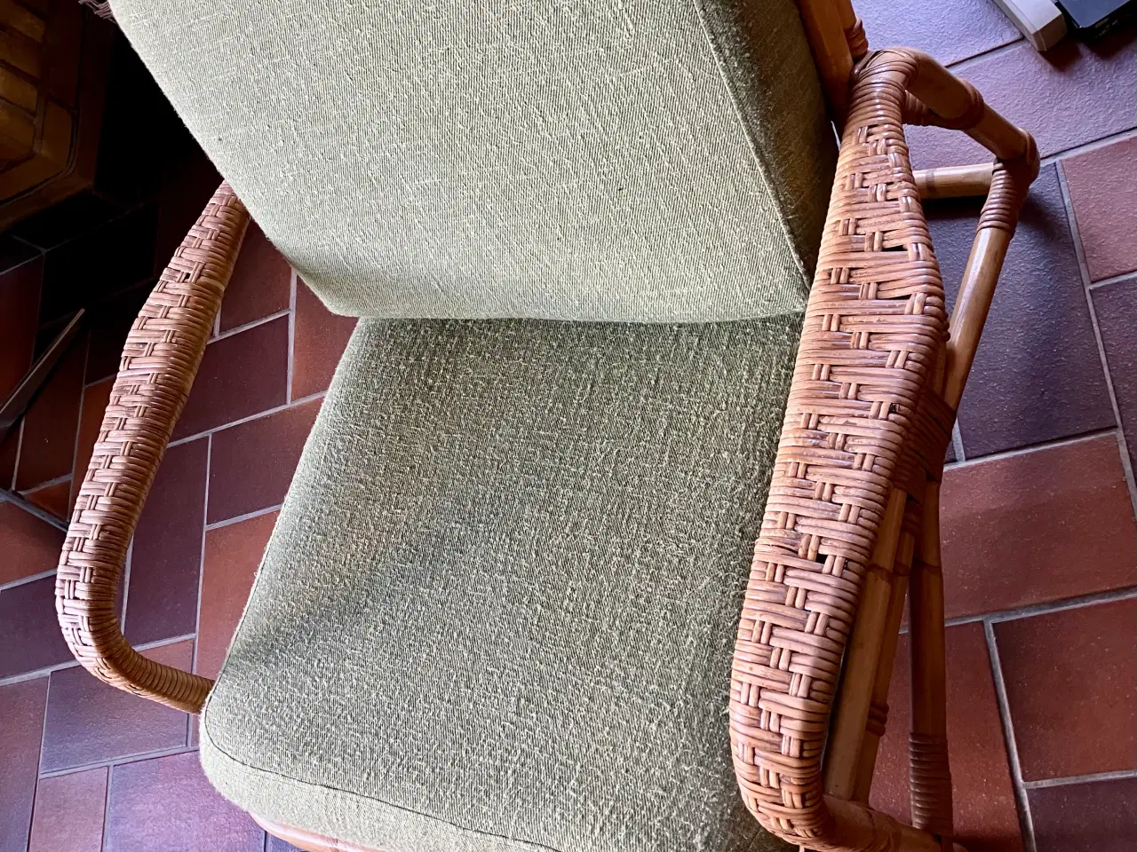 Billede 3 - Kurvesofa, -bord og lænestol (med grønne hynder)