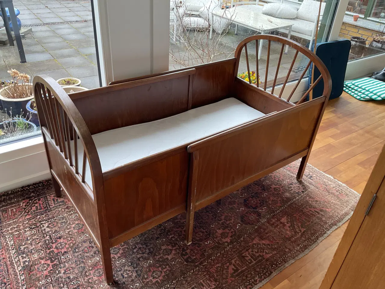 Billede 1 - Retroudtræksseng med ny skummadras