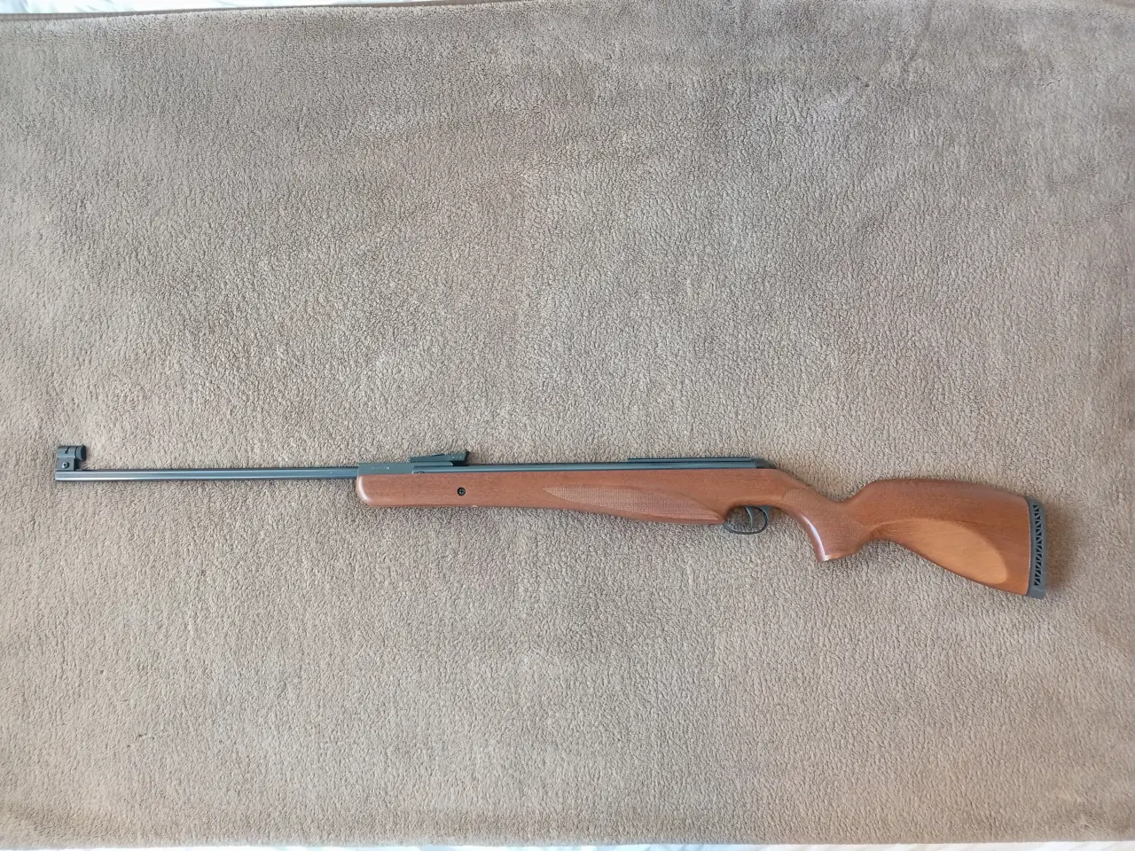 Billede 1 - Over 100 års erfaring er samlet i denne riffel.