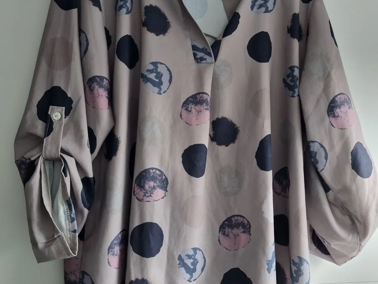 Billede 1 - Creme Fraiche bluse m. prikker Taupe str. L/XL
