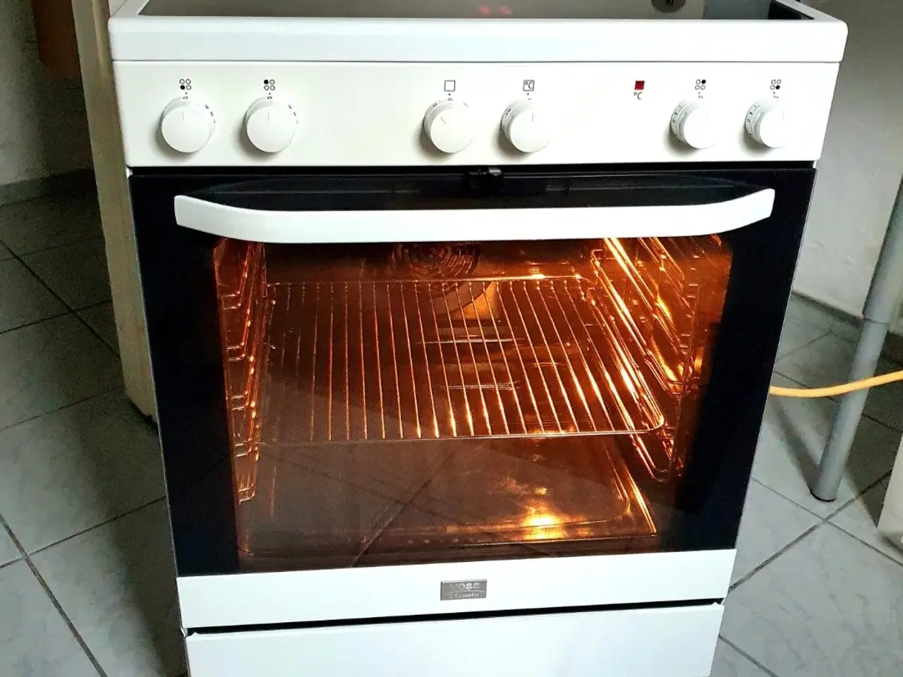 Billede 2 - Komfur Voss keramisk XL-OVN. Rent som nyt.