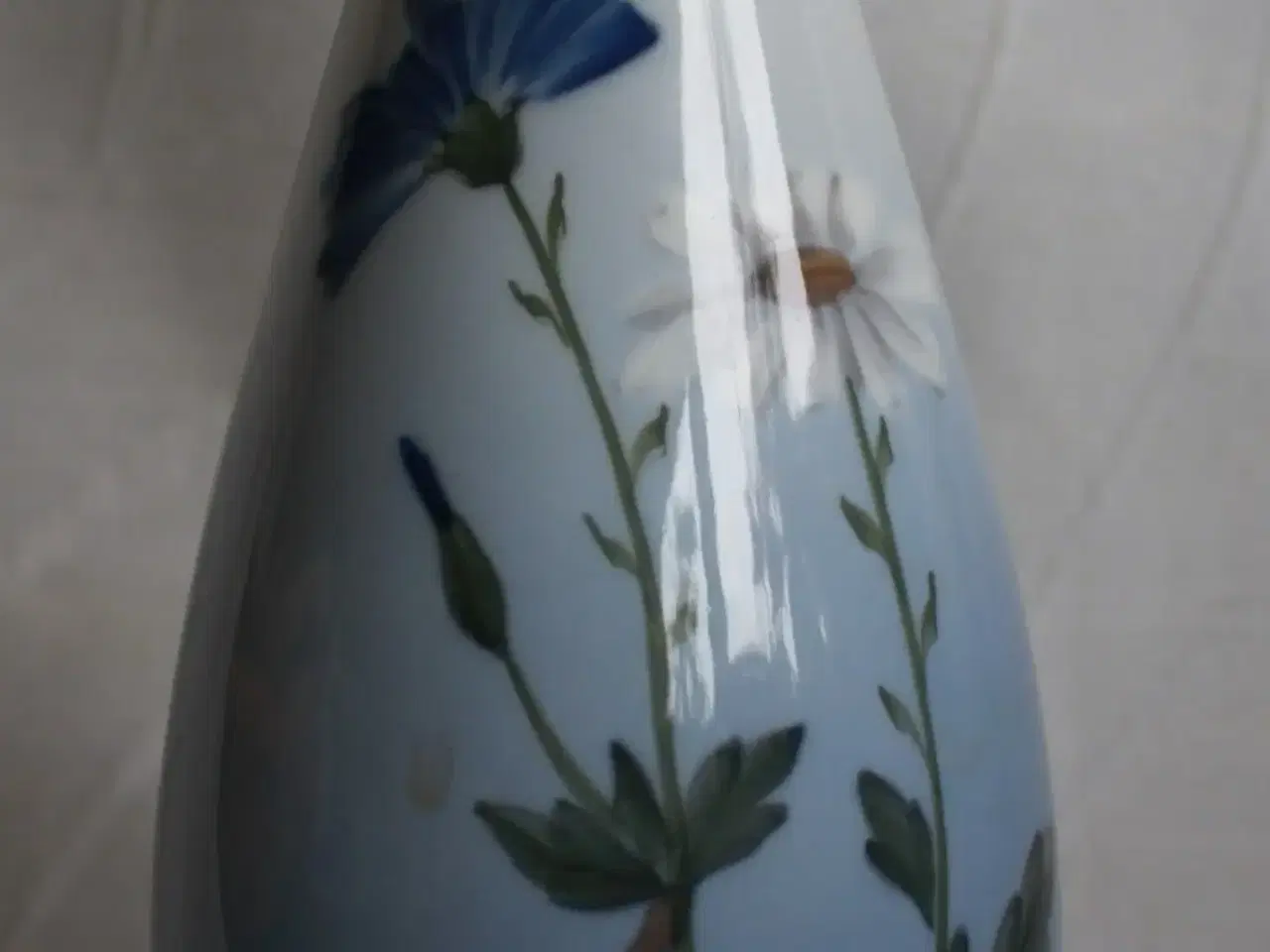 Billede 2 - Vase med blå og hvid blomst, Royal Copenhagen